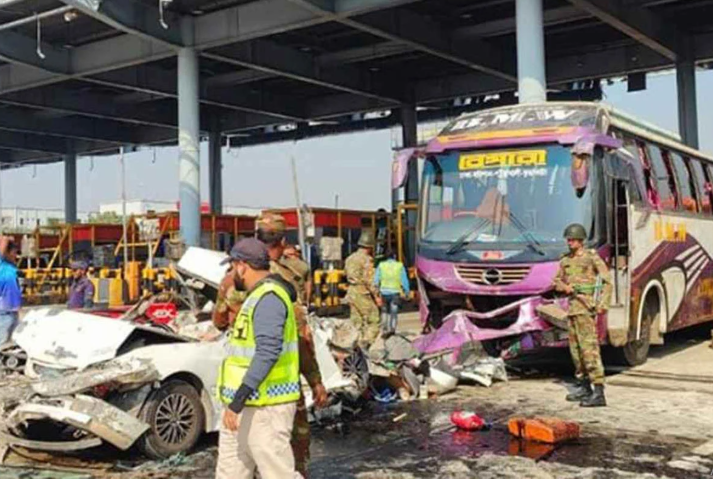 ঢাকা-মাওয়া এক্সপ্রেসওয়েতে প্রাইভেটকারে বাসের ধাক্কা, নিহত ৫