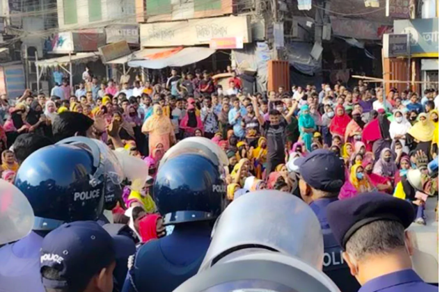টঙ্গীতে বেতন ও ঈদ বোনাসের দাবিতে পোশাক শ্রমিকদের মহাসড়ক অবরোধ