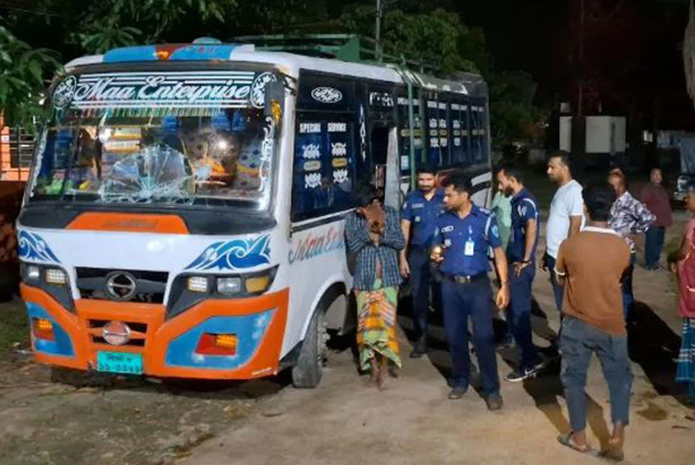 চলন্ত বাসে কলেজছাত্রী ধর্ষণ, এবার সেই হেলপার গ্রেফতার চলন্ত বাসে কলেজছাত্রী ধর্ষণ, এবার সেই হেলপার গ্রেফতার