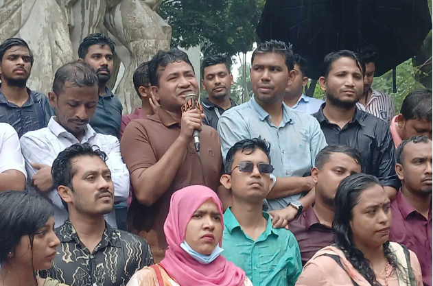 ঢাবিতে ককটেল বিস্ফোরণের ঘটনায় ছাত্রদলের বিক্ষোভ মিছিল ঢাবিতে ককটেল বিস্ফোরণের ঘটনায় ছাত্রদলের বিক্ষোভ মিছিল