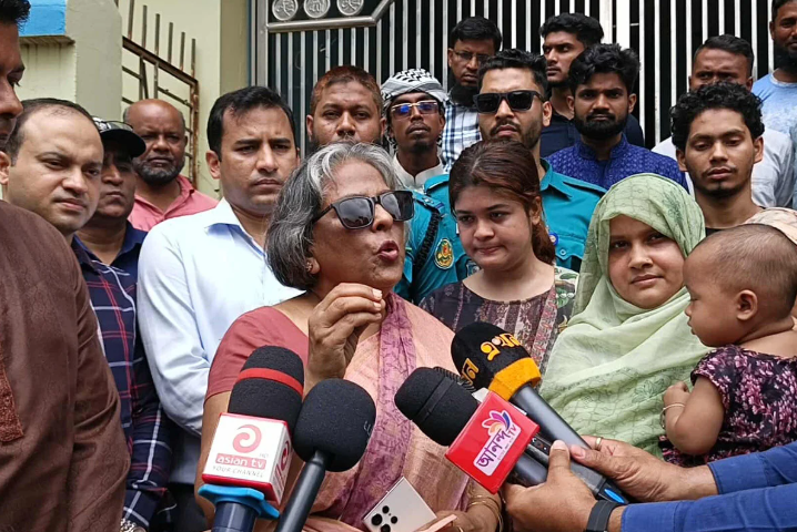 শহীদ নারীযোদ্ধাদের পরিবার যেন হারিয়ে না যায়: উপদেষ্টা শারমিন শহীদ নারীযোদ্ধাদের পরিবার যেন হারিয়ে না যায়: উপদেষ্টা শারমিন