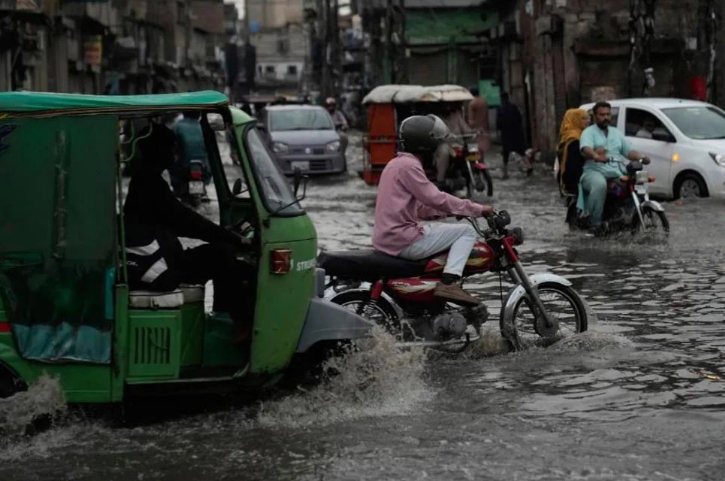 পাকিস্তানে বৃষ্টি-বন্যায় ১৯ জনের প্রাণহানি পাকিস্তানে বৃষ্টি-বন্যায় ১৯ জনের প্রাণহানি